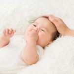 赤ちゃんの頭の形や絶壁は治る？6か月過ぎても矯正できる？